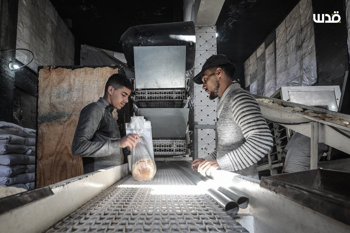 افتتاح مخبز بعد عامين من إغلاقه بسبب الحرب في مخيم النصيرات وسط قطاع غزة.