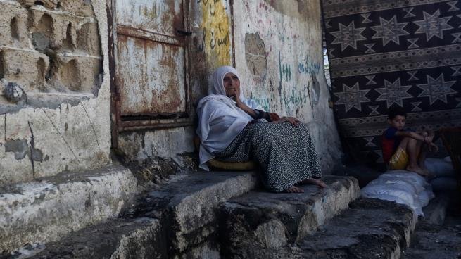 البيوت التي كانت تتكىء على بعضها كشقيقات نائمات