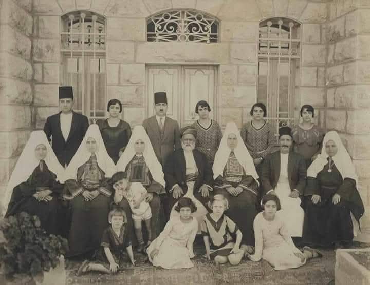 الصورة الأقدم للثوب الفلسطيني