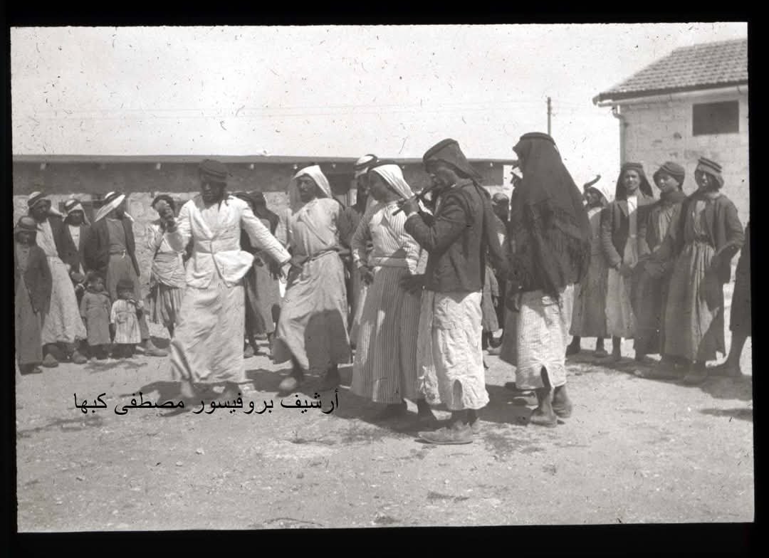 صورة من عرس في ساحة مدرسة قرية أبو زريق المهجرة ( قضاء حيفا ) في فترة الانتداب