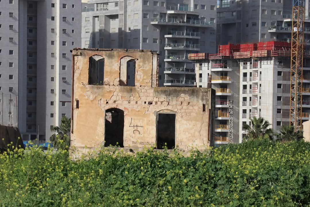 بعض ما تبقى من بنايات قرية أبو كشك المهجرة  (قضاء يافا)