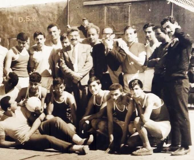 احدى تشكيلات فريق كرة السلة لمركز الشباب الاجتماعي مخيم إربد في ستينيات القرن الماضي