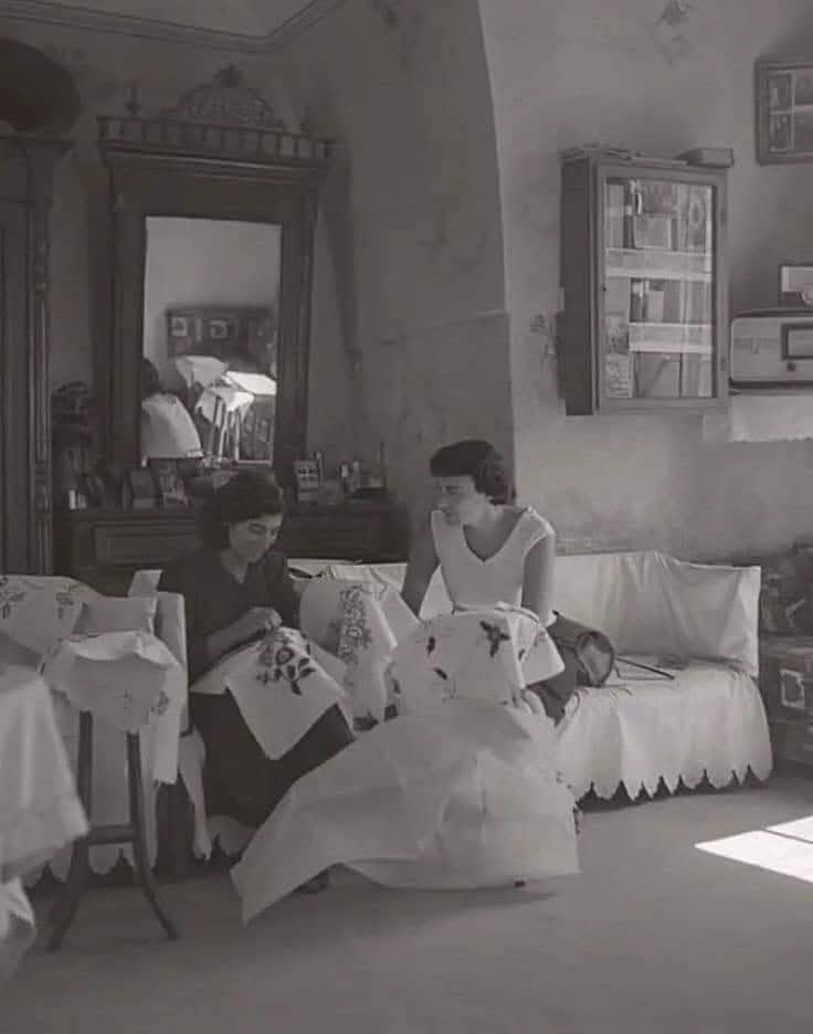 سيدتان تقومان بالتطريز في منزلهم بمدينة عكا - فلسطين 1940