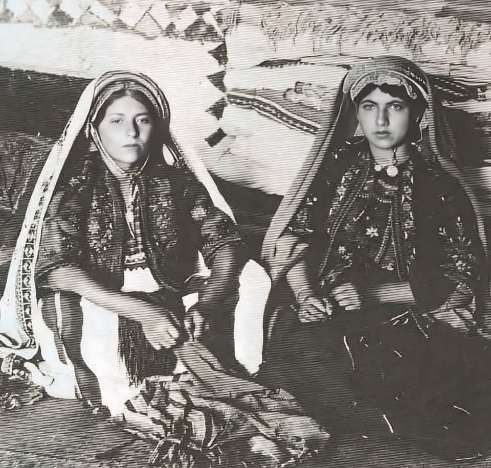 فتاتان من رام الله ، فلسطين عام ١٩٠٦  | موسوعة المخيمات الفلسطينية