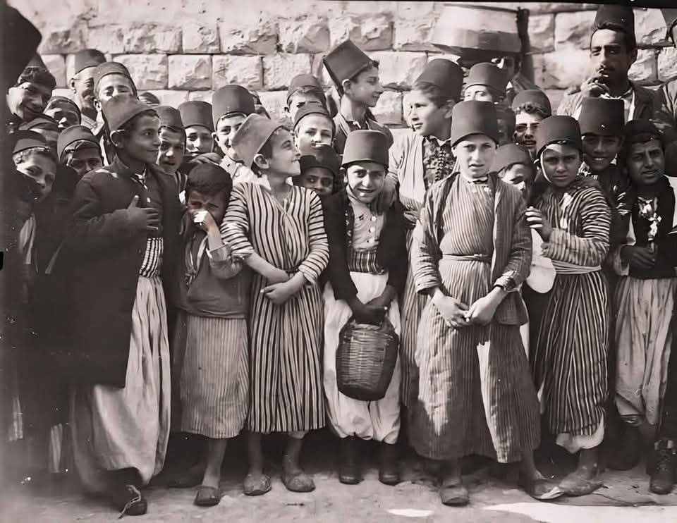 مجموعة من الأطفال الفلسطينيين يرتدون اللباس التقليدي ، الناصرة، فلسطين عام ١٨٩١م