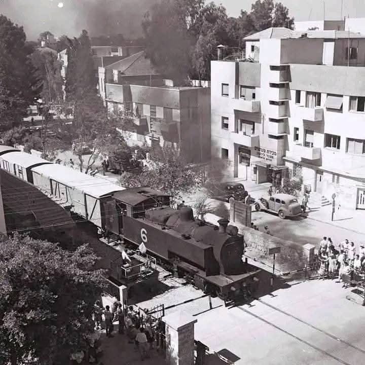 صورة نادرة للقطار في العام 1940وهو يعبر من حي المنشية في يافا بأتجاه العاصمة القدس وذلك بشكل يومي.  | موسوعة المخيمات الفلسطينية