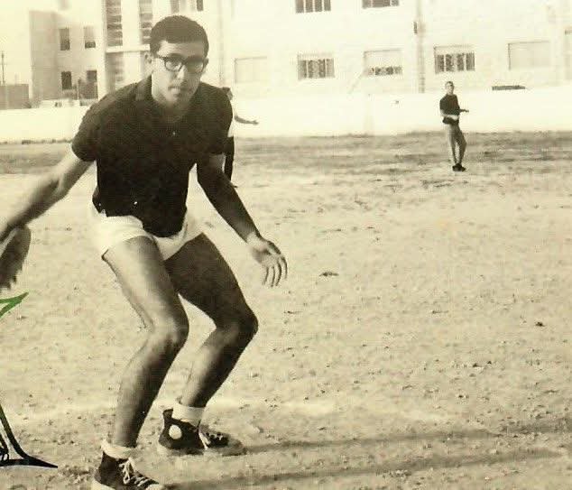الرياضي ميشيل عصفور يمارس رياضة رمي القرص في ملعب المطران بالقدس في العام 1965