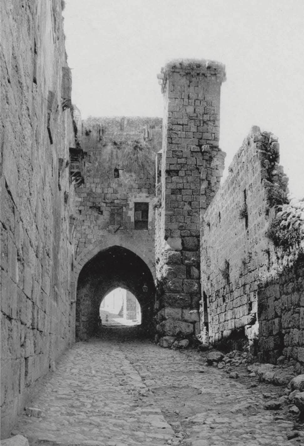 المئذنة التاريخية في مدينة القدس ... من آثار الملك القاهر