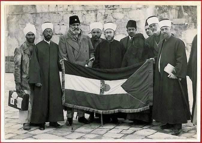 الحاج أمين  والسيد شوكت علي أحد قادة حركة الخلافة الهندية