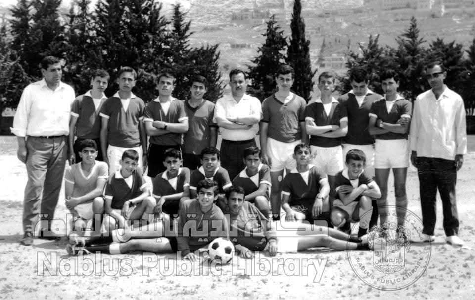 صورة  تعود إلى العام 1971، لفريق مدرسة ابن قتيبة الرياضي../ نابلس