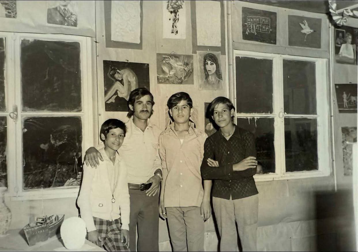 معلم الفن الأستاذ عودة كلش ومجموعة من طلاب المدرسة