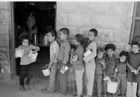 أطفال مخيم الوحدات  أمام مطعم الوكاله  | موسوعة القرى الفلسطينية