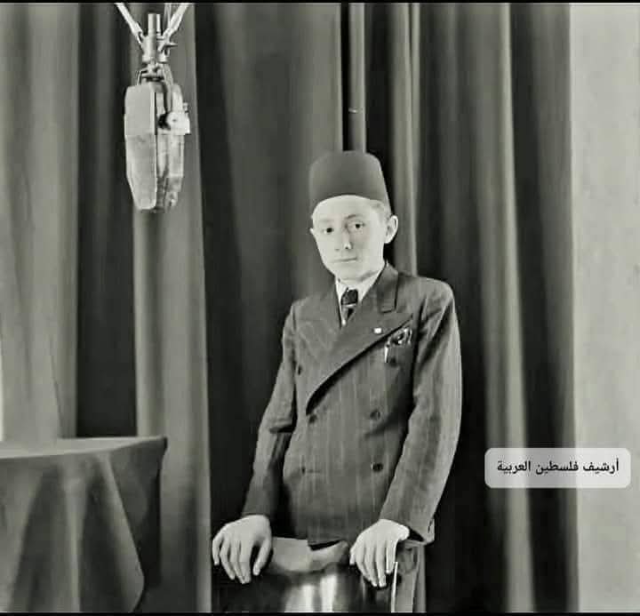 صورة نادرة للطفل الموهوب محمد غازي داخل أستوديو الإذاعة الفلسطينية "هنا القدس" عام 1937