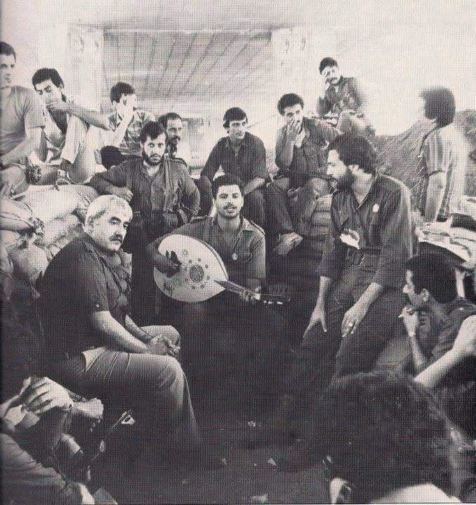 لحظة تاريخية للقائد الفلسطيني جورج حبش مع مقاتلين فلسطينيين ، التُقطت الصورة خلال حصار بيروت عام 1982.  | موسوعة القرى الفلسطينية