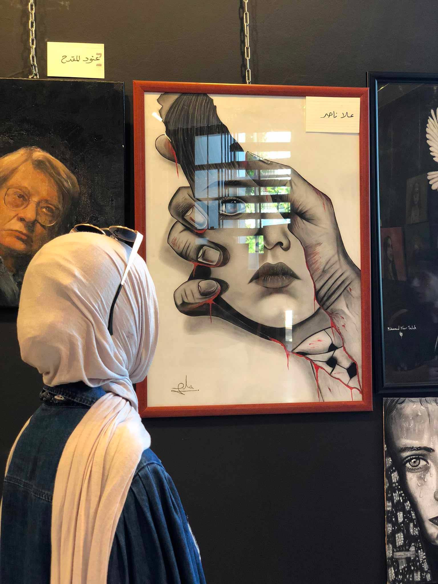 رسامة الألم والأمل: علا ناصر ديب، بصمة تمزج ريشة الإبداع بانتماء القضية  | موسوعة القرى الفلسطينية