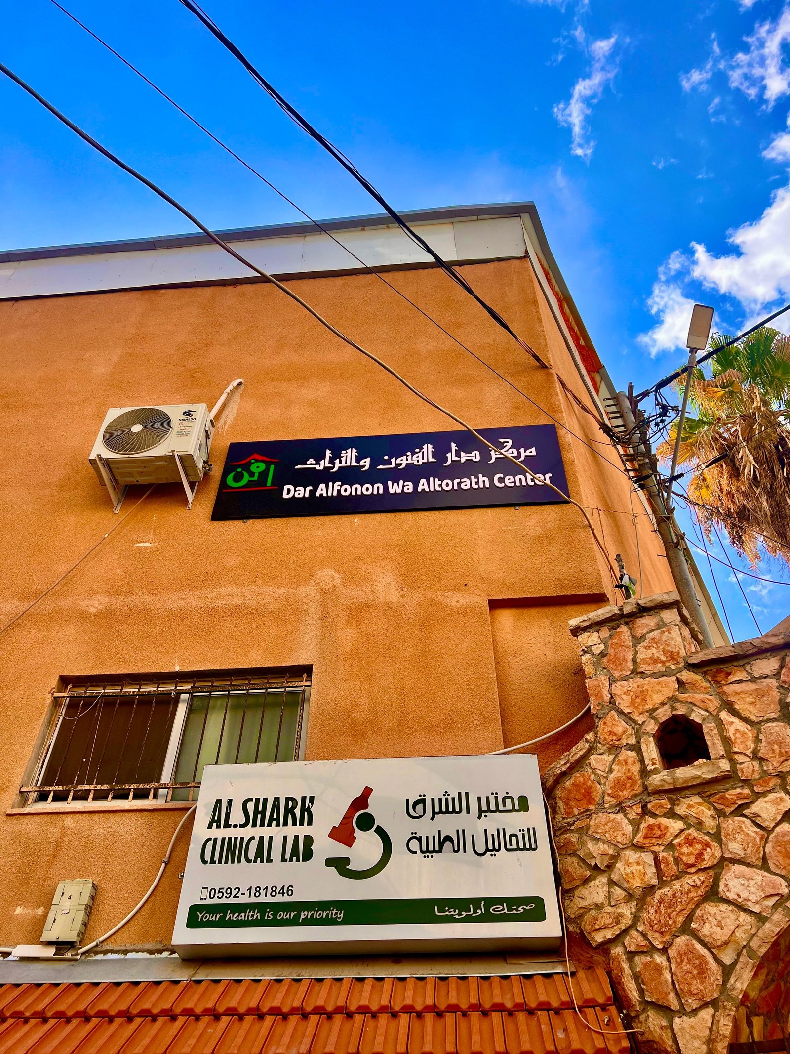 مركز للتراث والفنون في مخيم عسكر القديم بعدسة منية سلاطنة