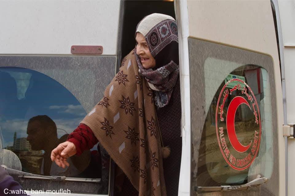 نزوح سيدة فلسطينية من مخيم نور شمس بتاريخ 11/فبراير/2025