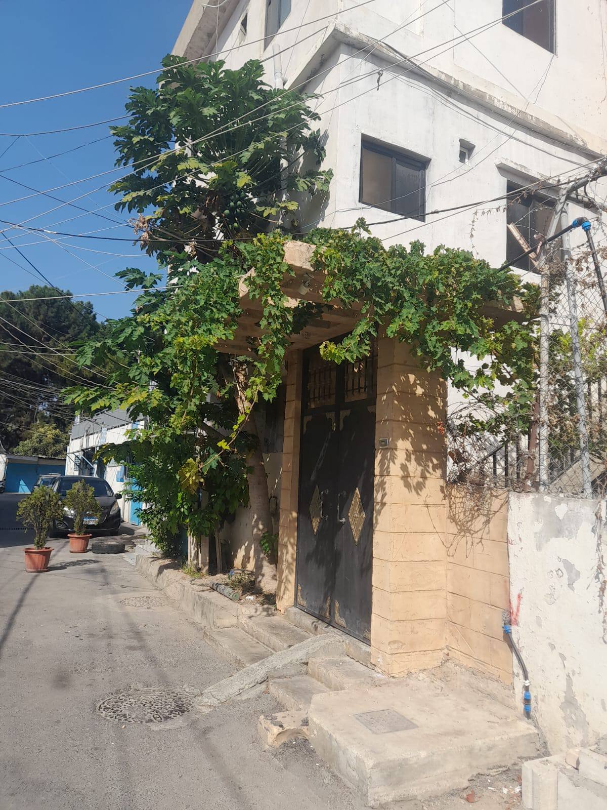 من امام احد البيوت في مخيم البص تصوير سمر محمد