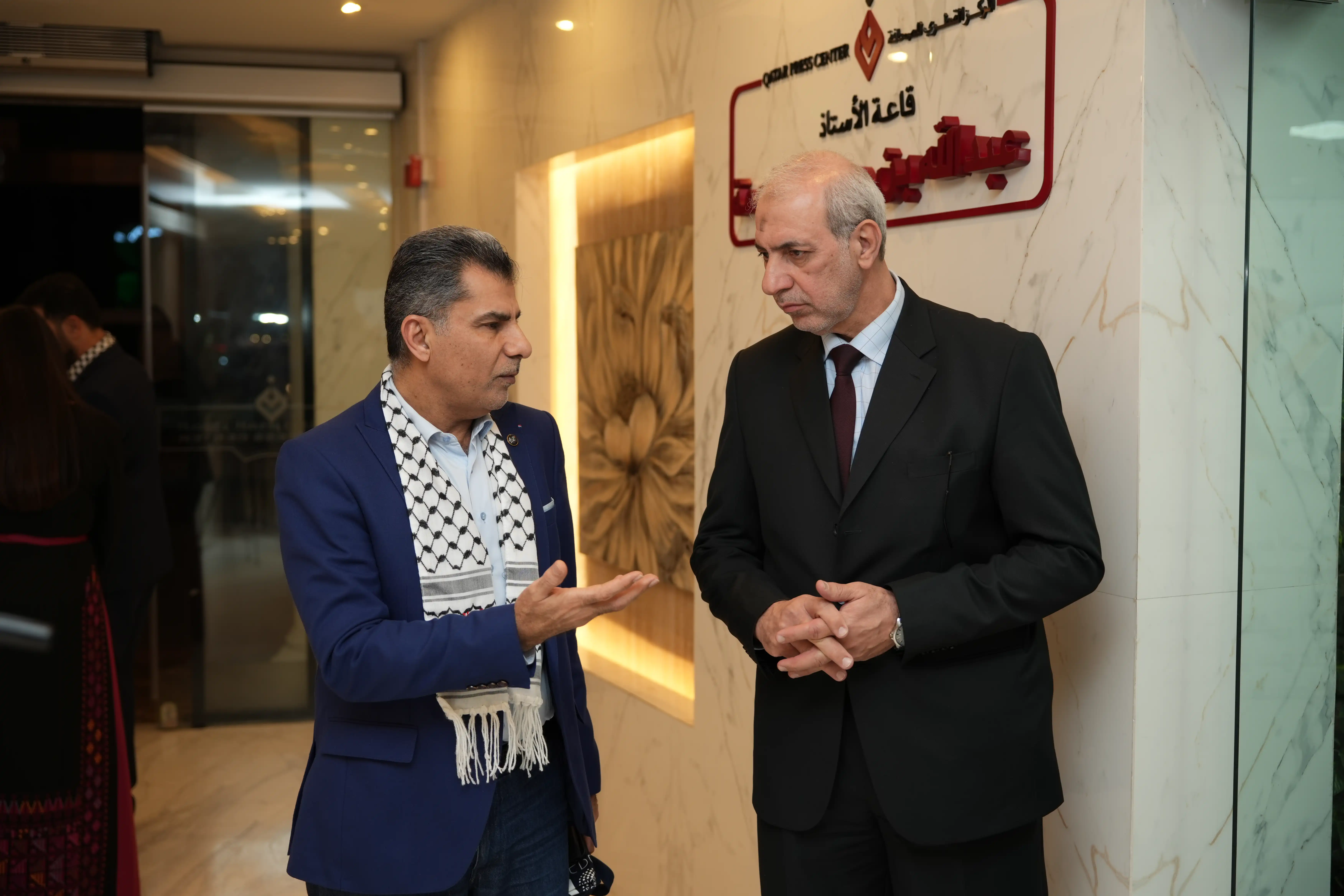 من المشاركين في تدشين موسوعة  المخيمات الفلسطينية