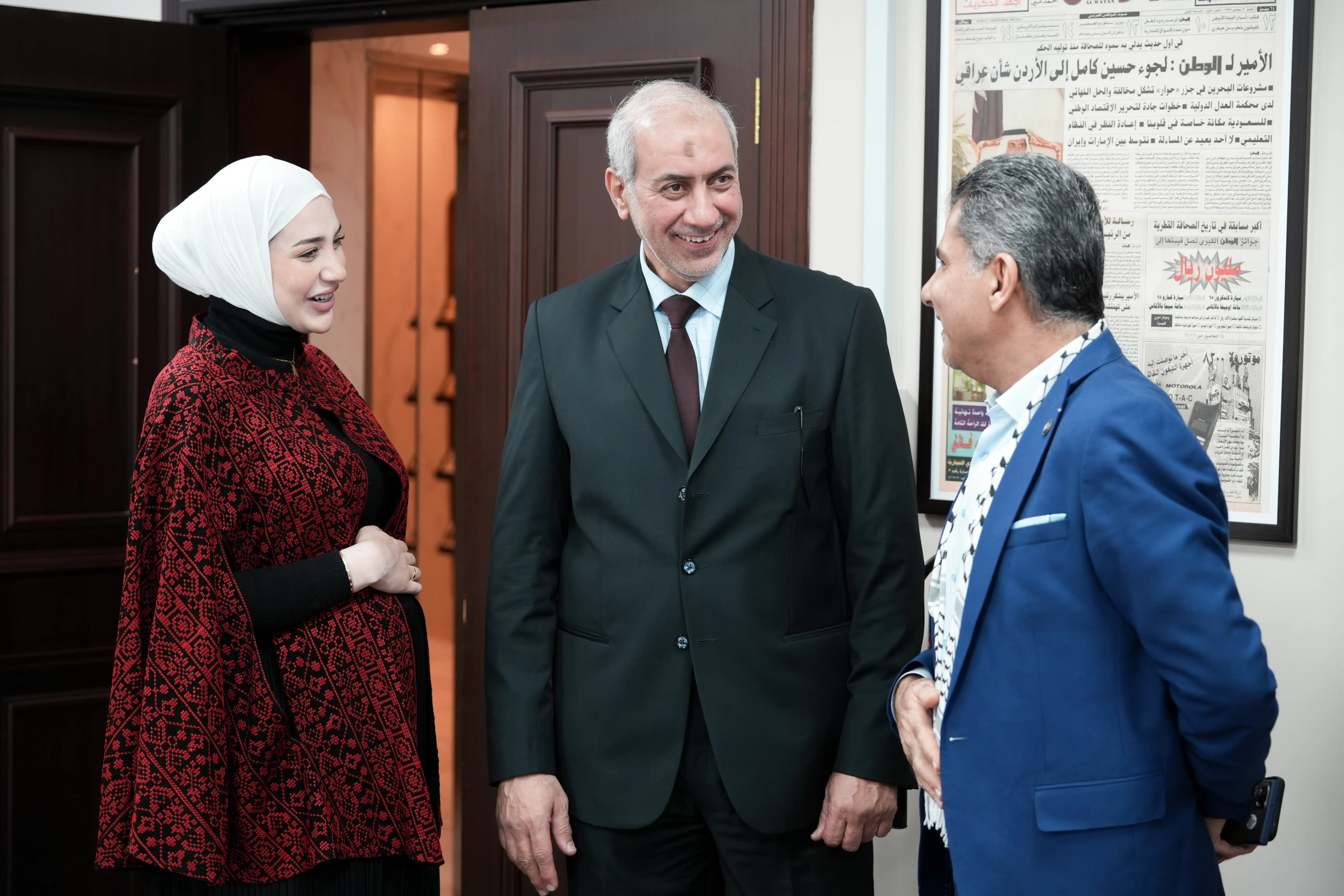 السيد باسم الصفوري وابنته برفقة زياد العالول  بتدشين الموسوعة