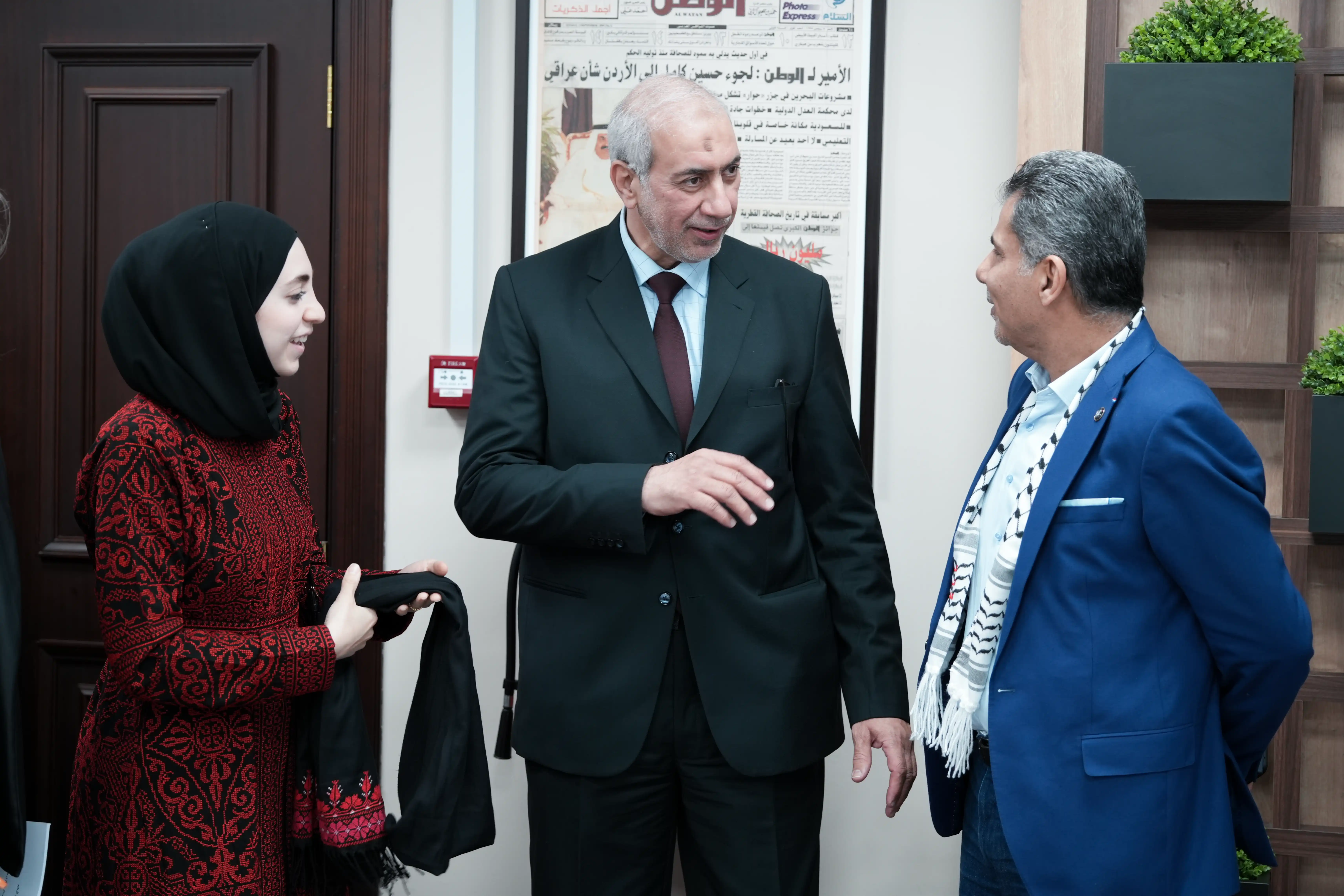 السيد باسم الصفوري برفقة ابنته وأحد ضيوف تدشين موسوعة المخيمات الفلسطينية