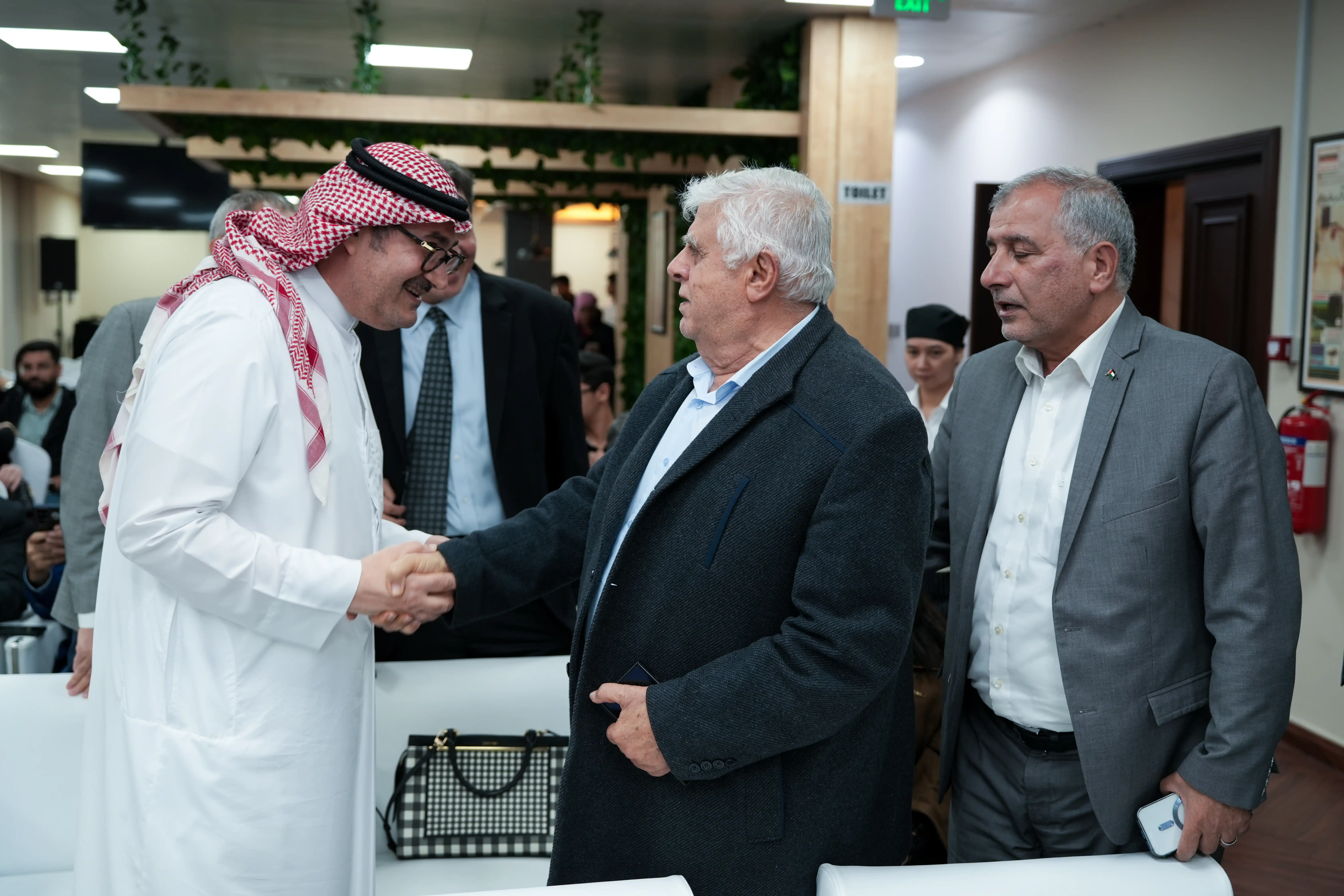 ضيوف  تدشين موسوعة المخيمات الفلسطينية