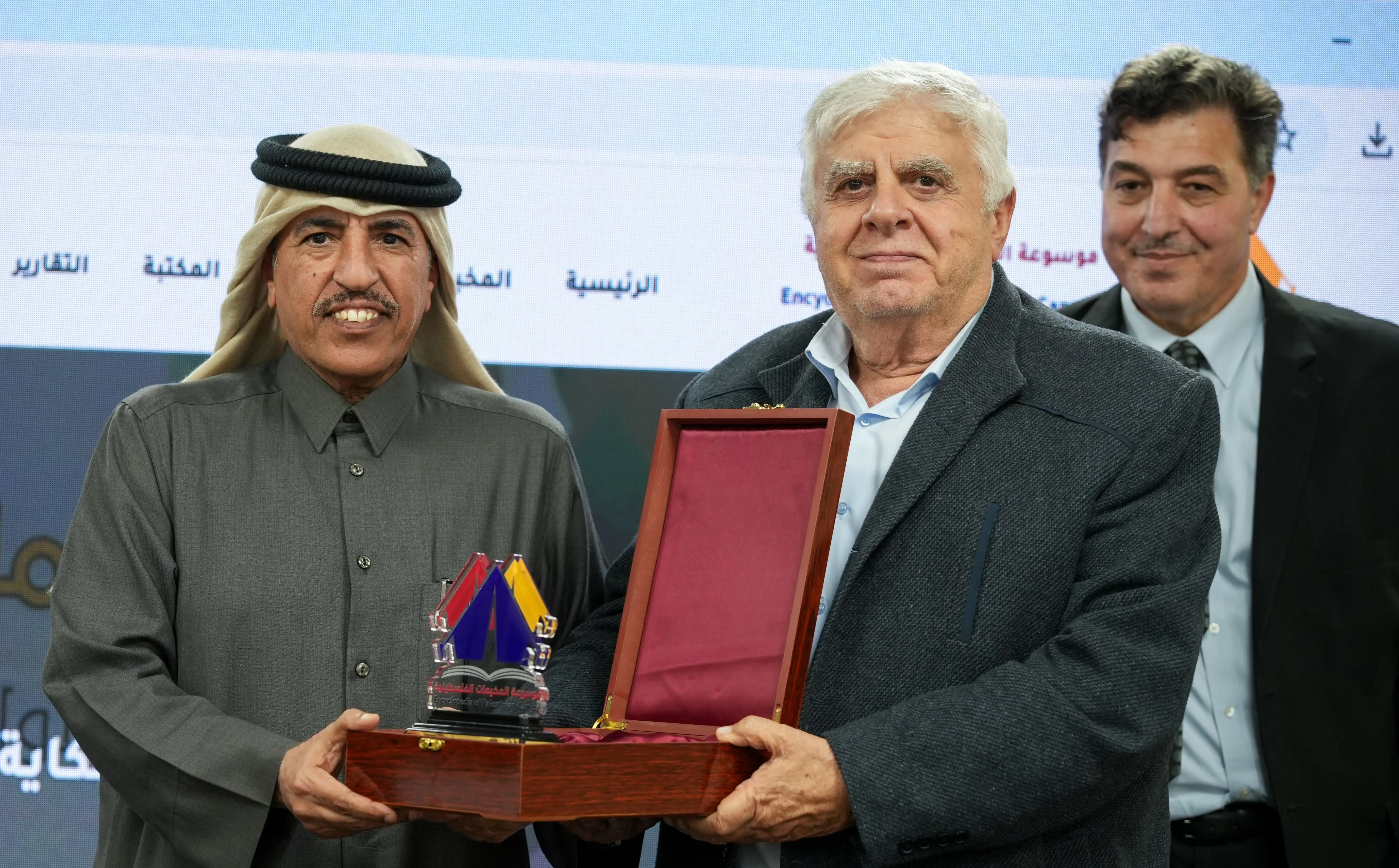 تكريم المستشار الإعلامي الأستاذ أحمد الشيخ  خلال تدشين موسوعة المخيمات الفلسطينية