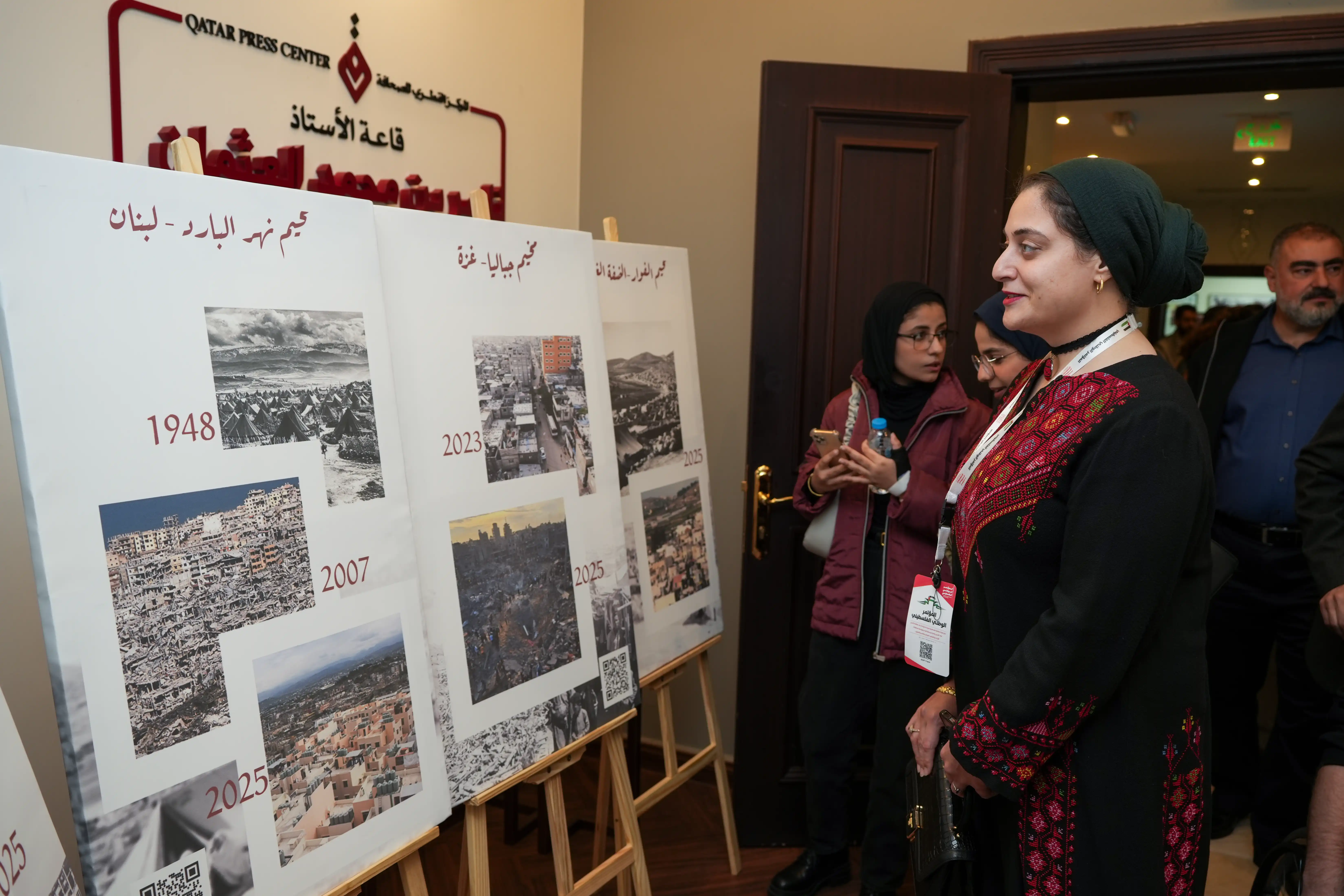 تجول ضيوف تدشين موسوعة المخيمات الفلسطينية في المعرض التوثيقي للمخيمات