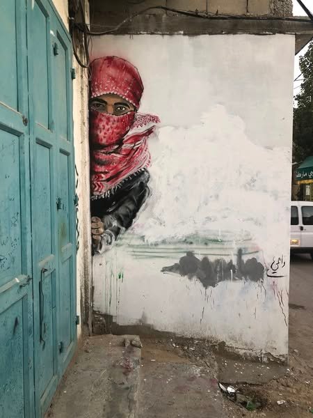 الفنون على جدران مخيم العروب