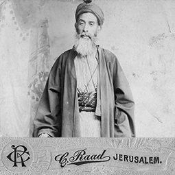 عميد المصورين الفلسطينيين : خليل رعد