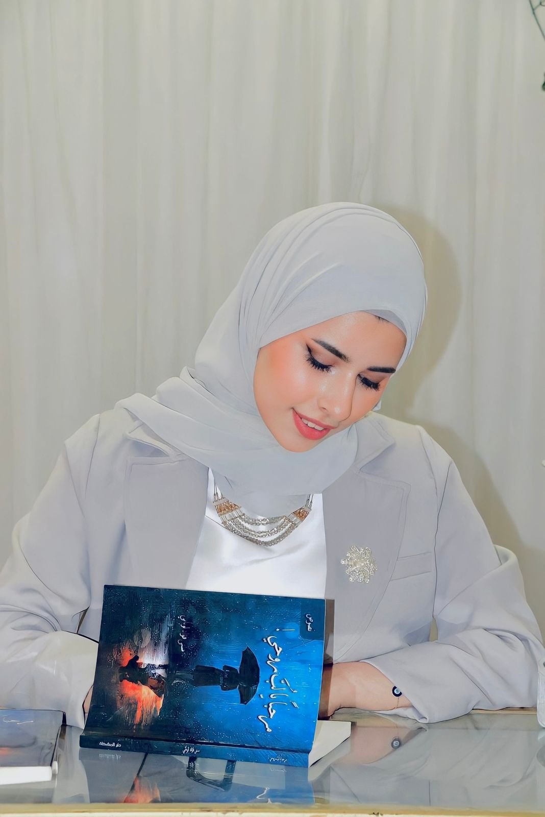 سنى لوباني أثناء توقيع كتابها