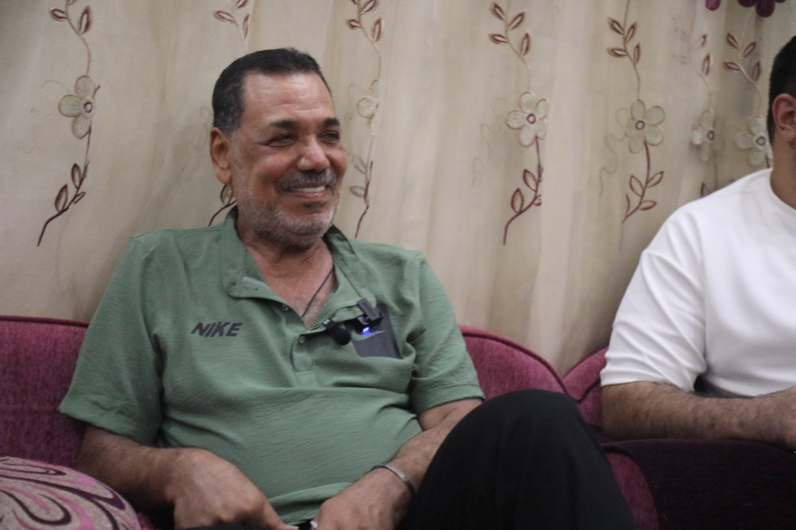 الشاعر الأديب ا. محمد محمد، بعدسة لين محمد، في بيت السيد زكريا السيد