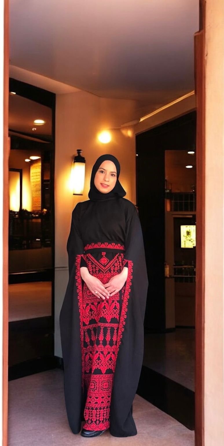 صورة لروان كريم بالثوب الفلسطيني